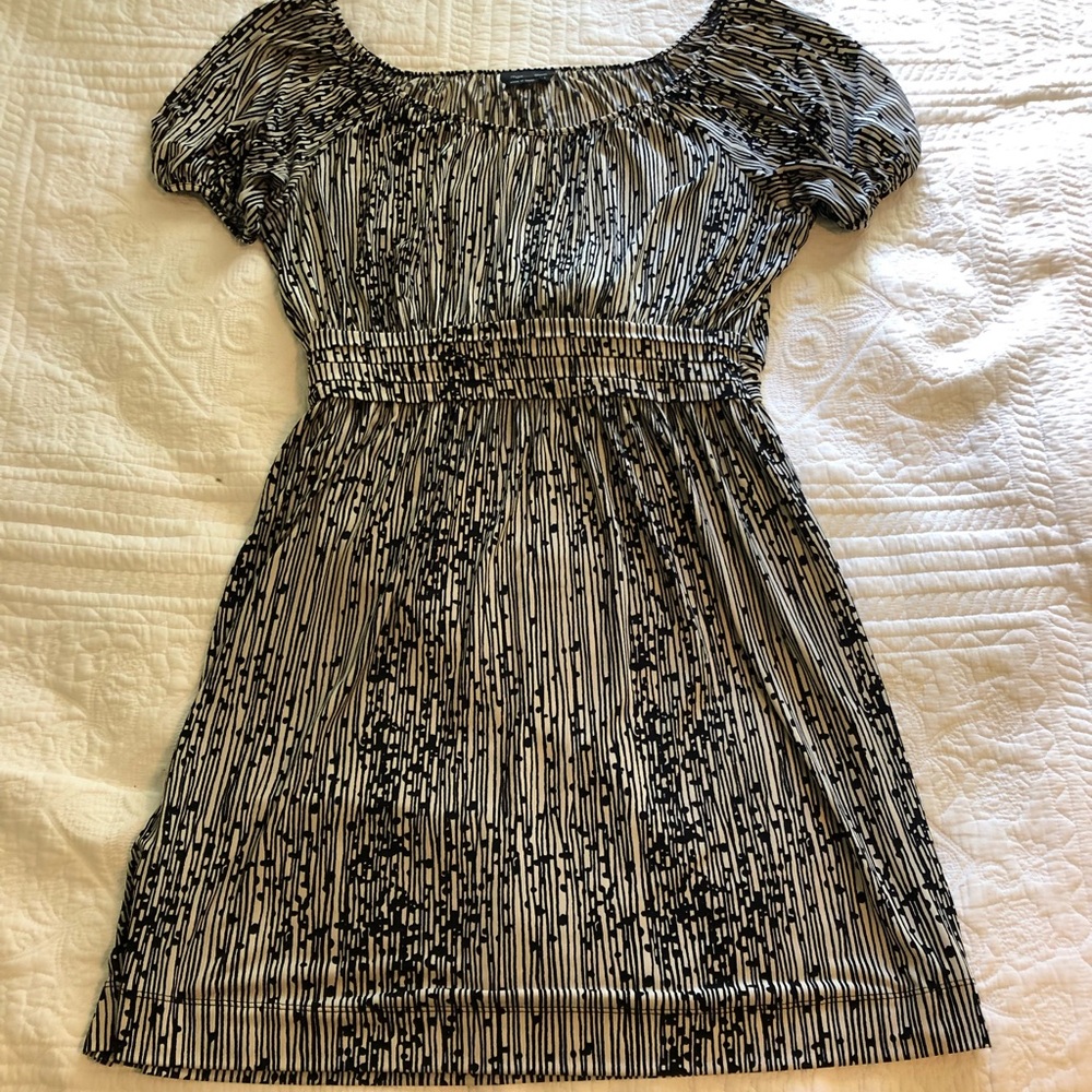 Pretty Black and White Pattered Dress in Large.